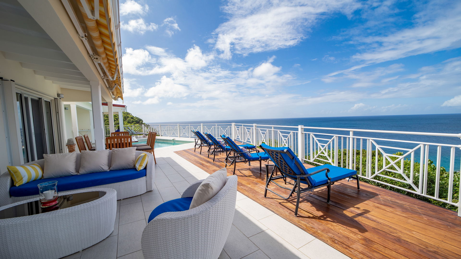 POOL & TERRACE