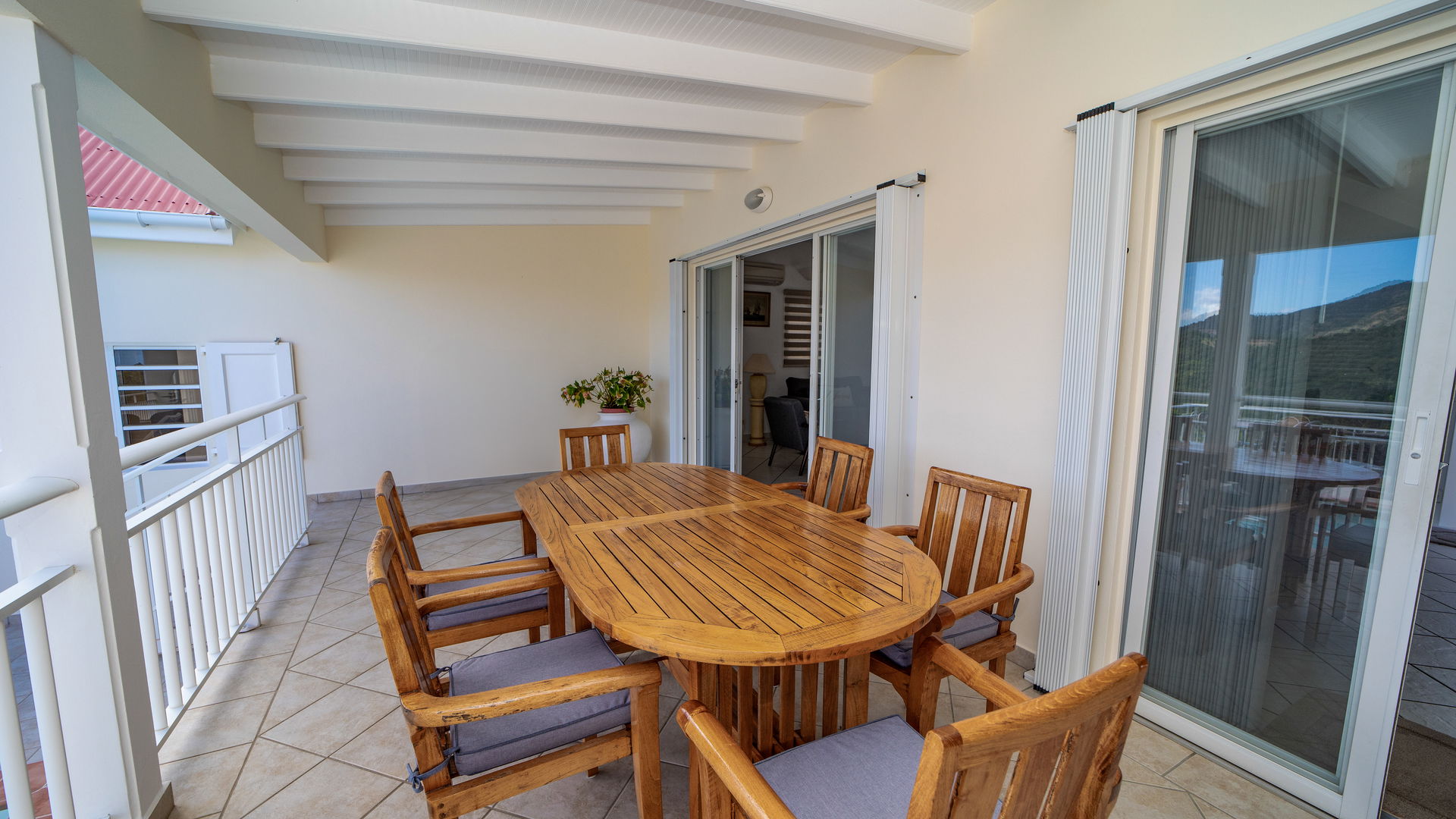 KITCHEN & DINING AREA