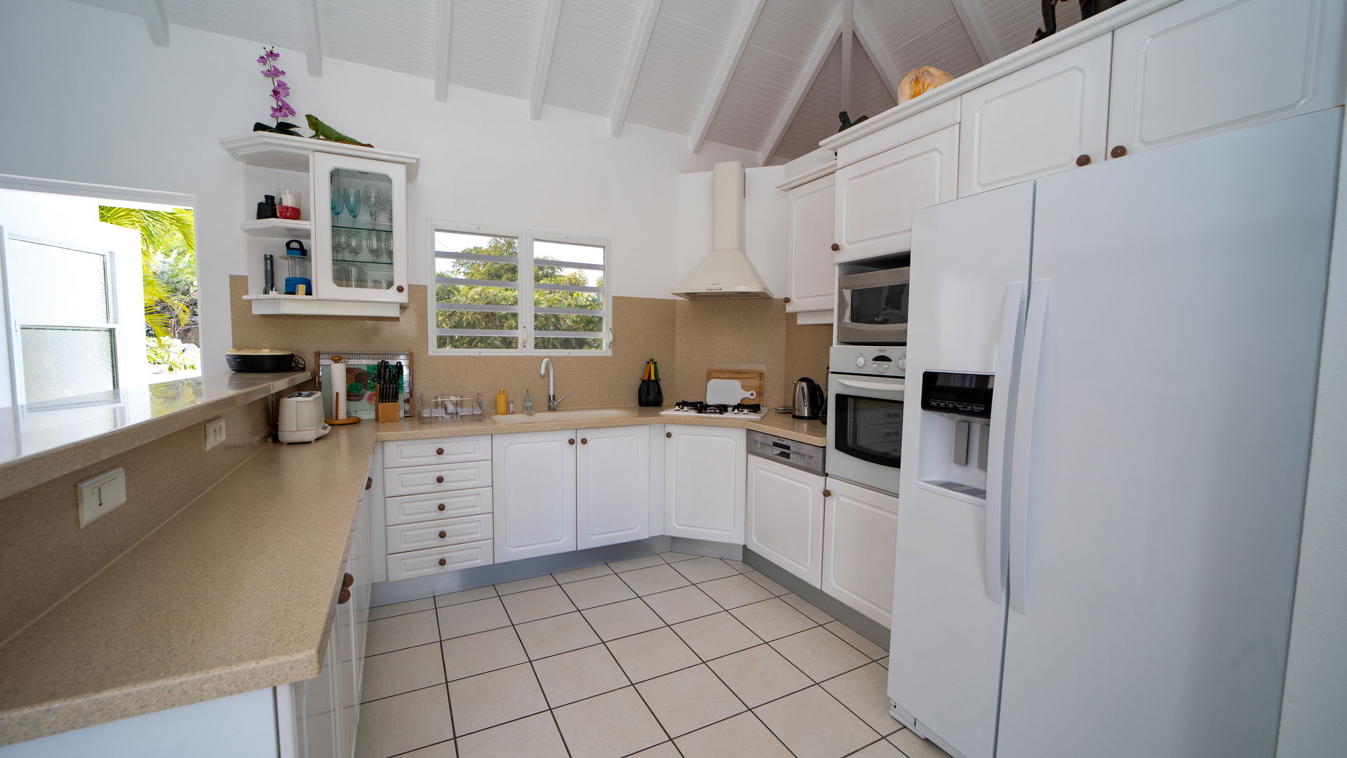 KITCHEN & DINING AREA