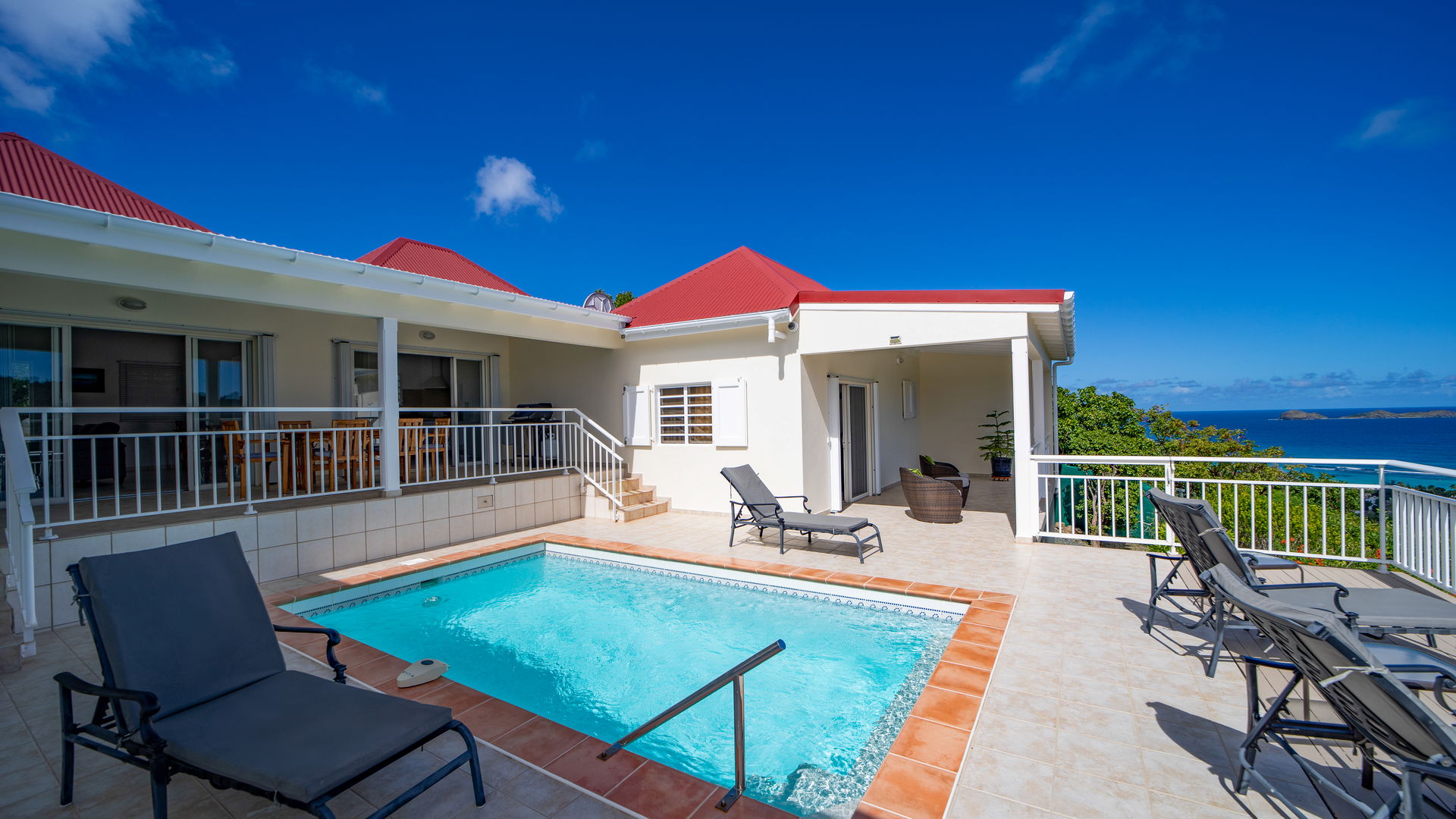POOL & TERRACE