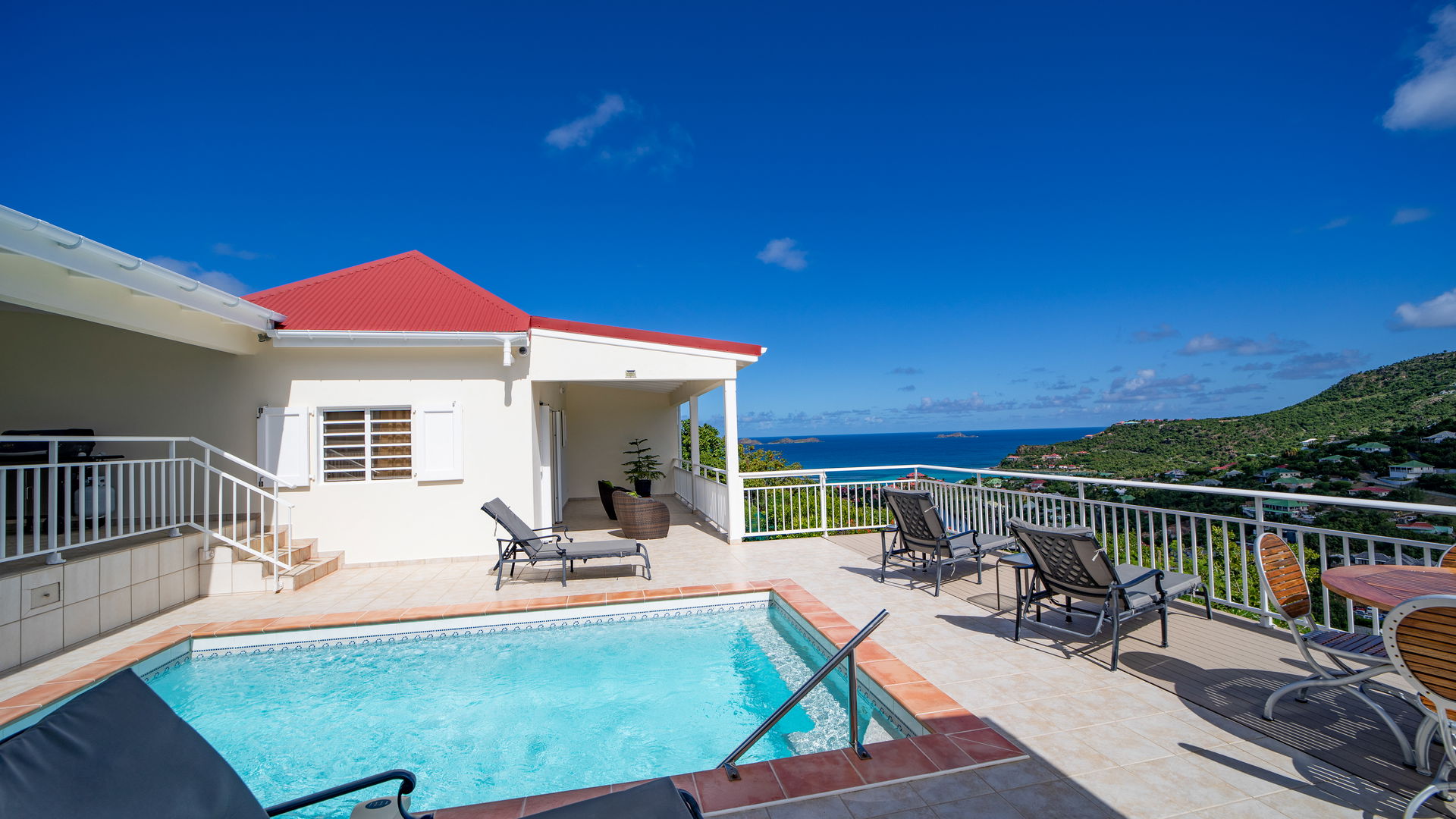POOL & TERRACE