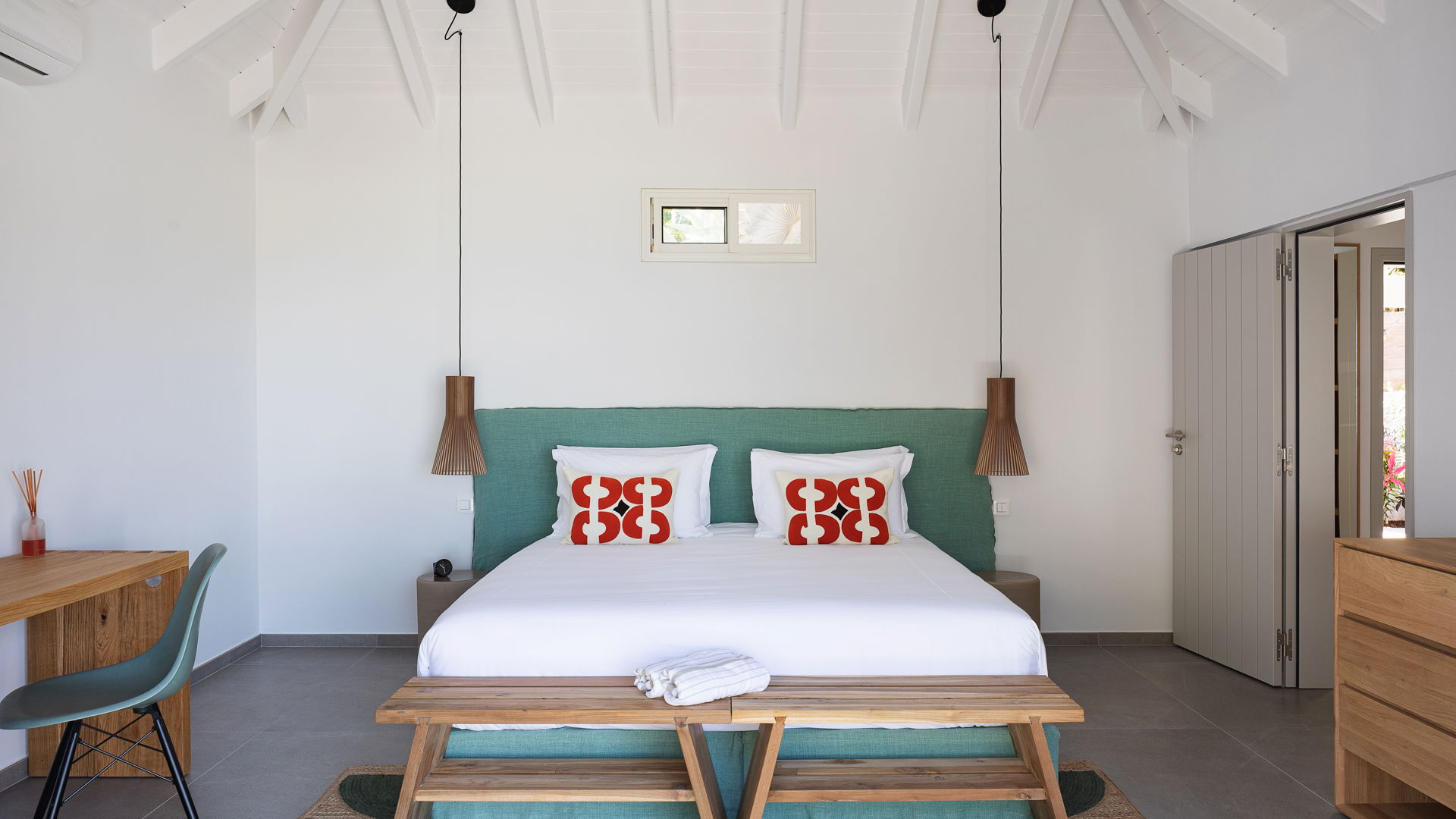 BEDROOM 2
