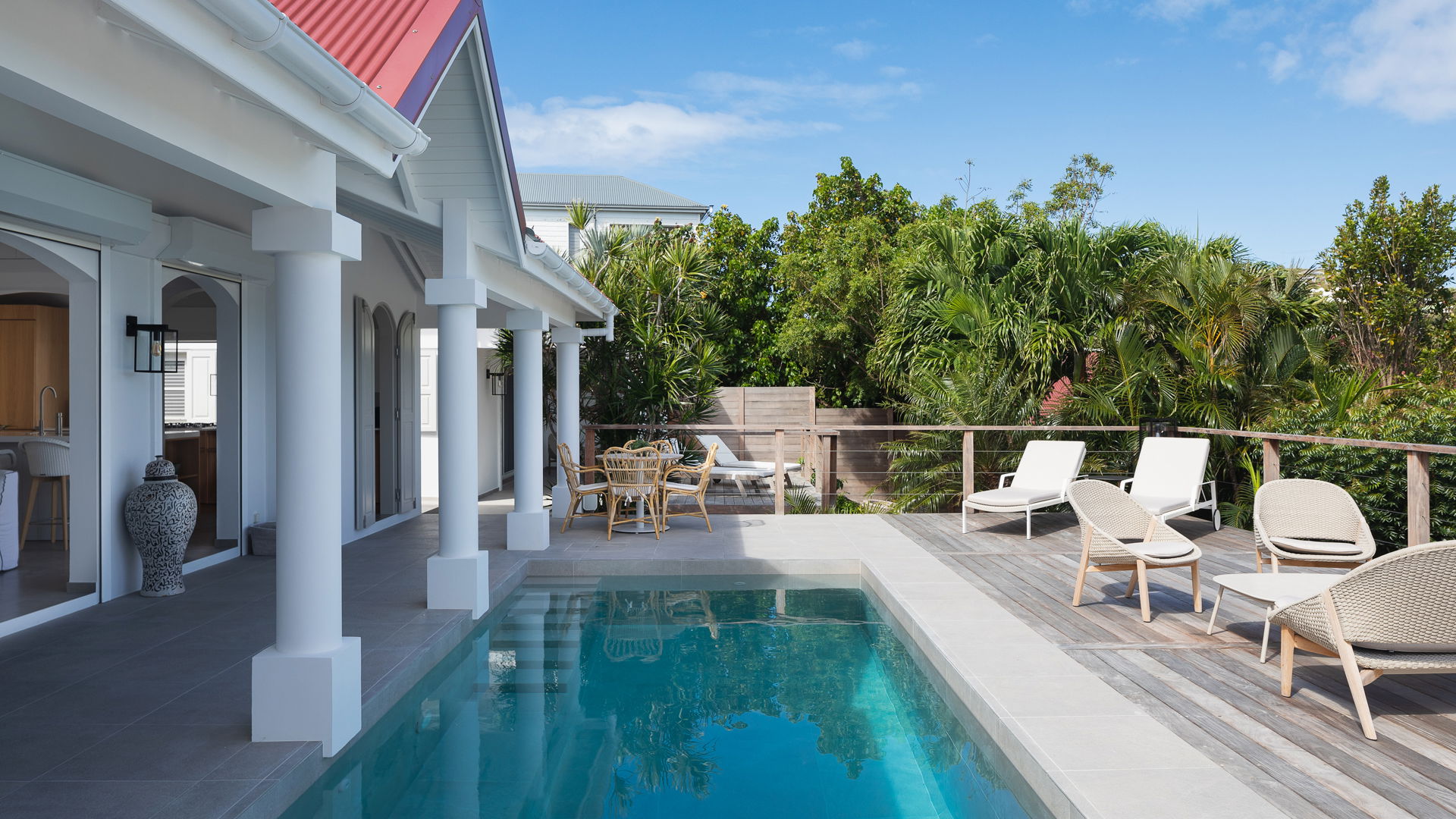 POOL & TERRACE