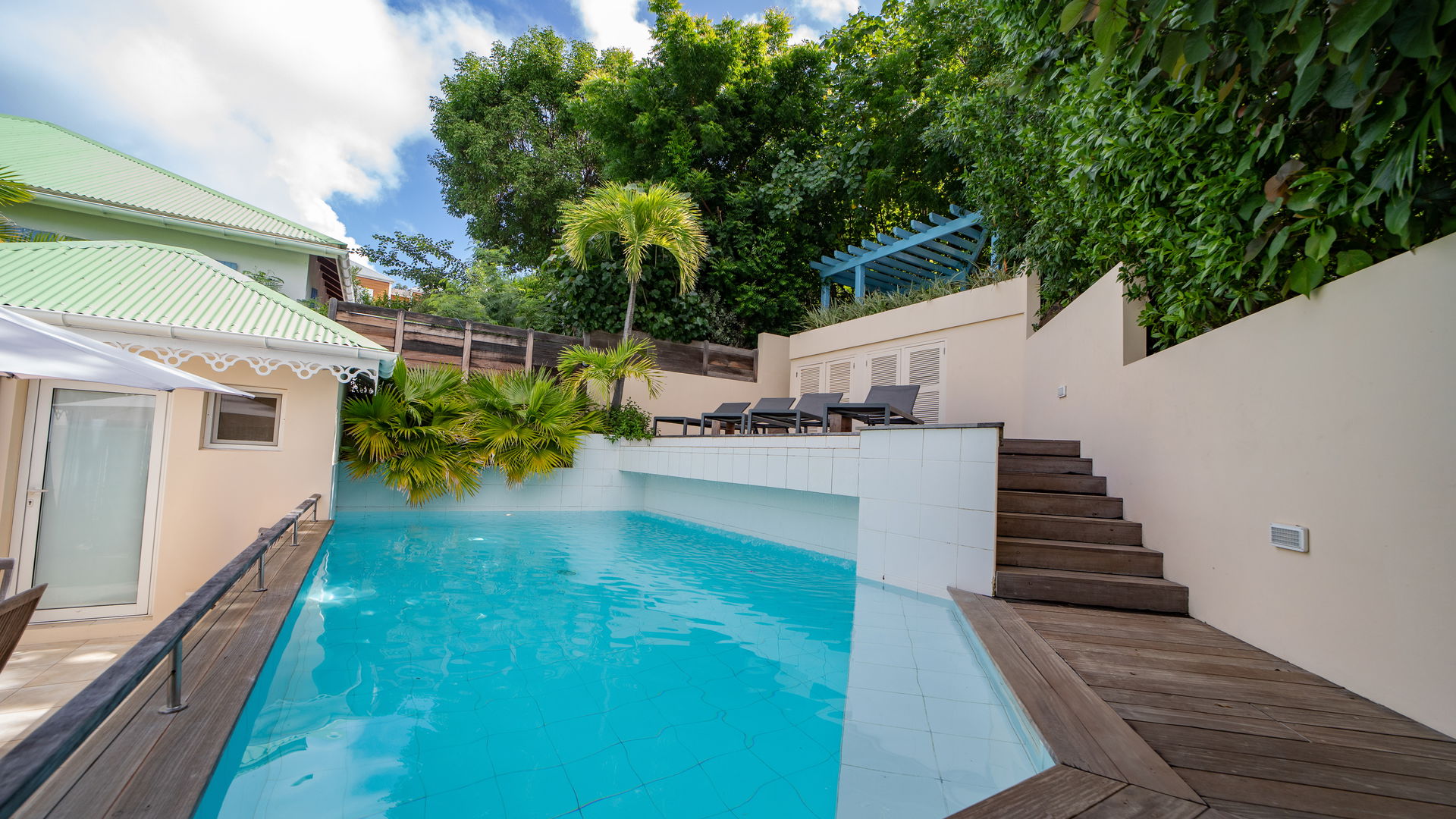 POOL & TERRACE