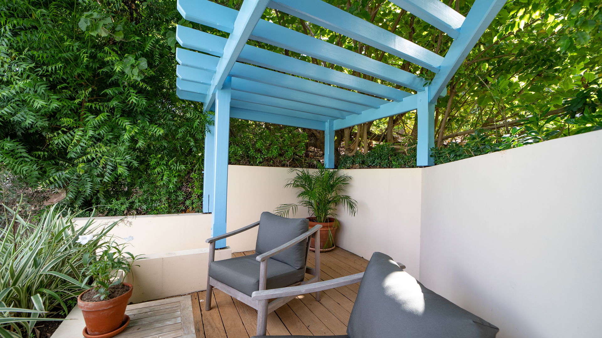 POOL & TERRACE