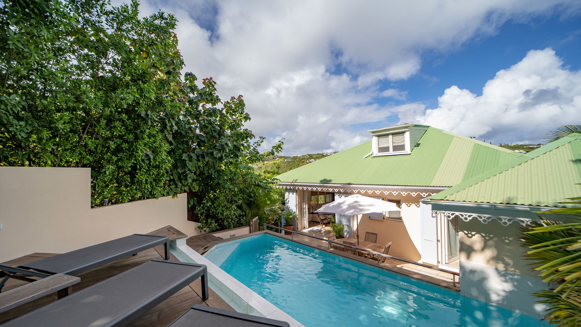 POOL & TERRACE