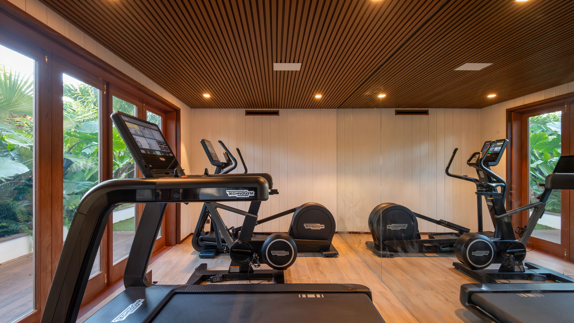 FITNESS ROOM