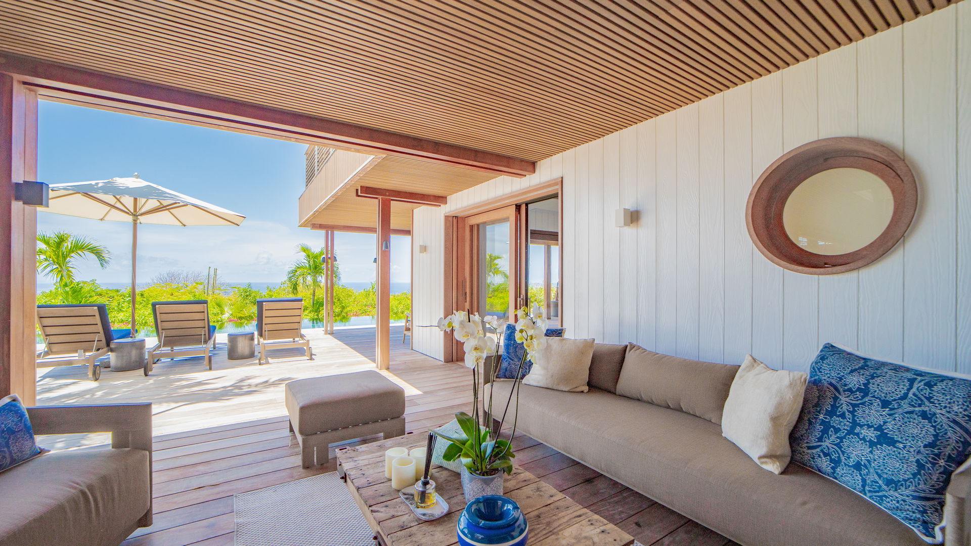 OUTDOOR LOUNGE AREA