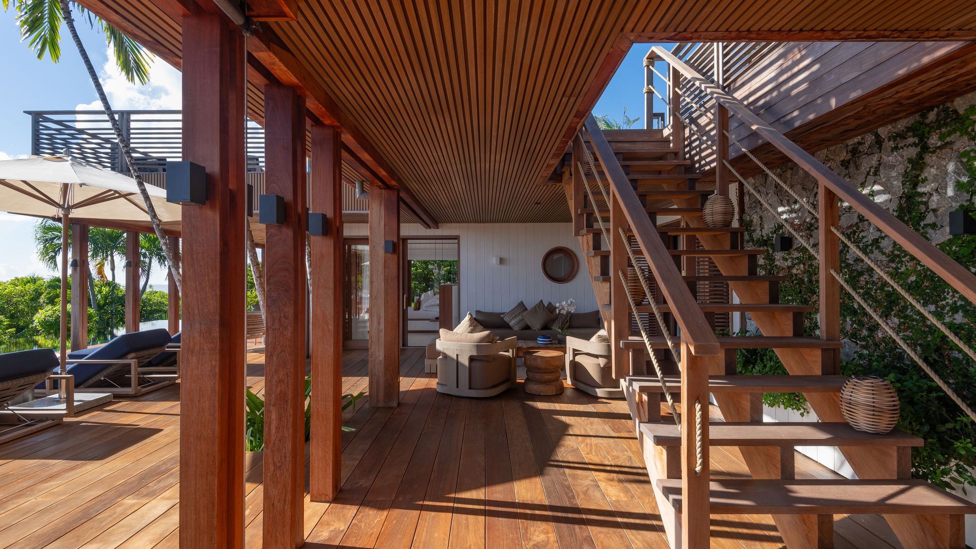 OUTDOOR LOUNGE AREA