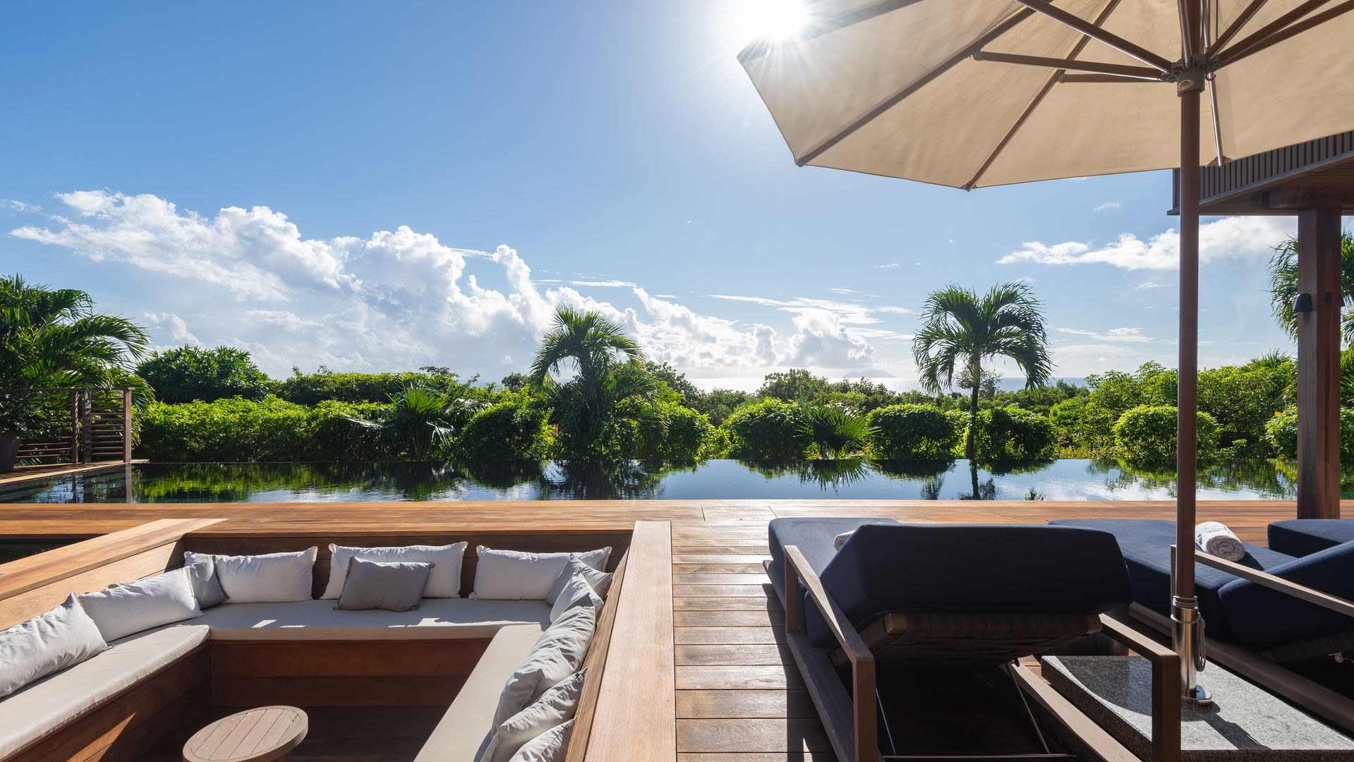 POOL & TERRACE