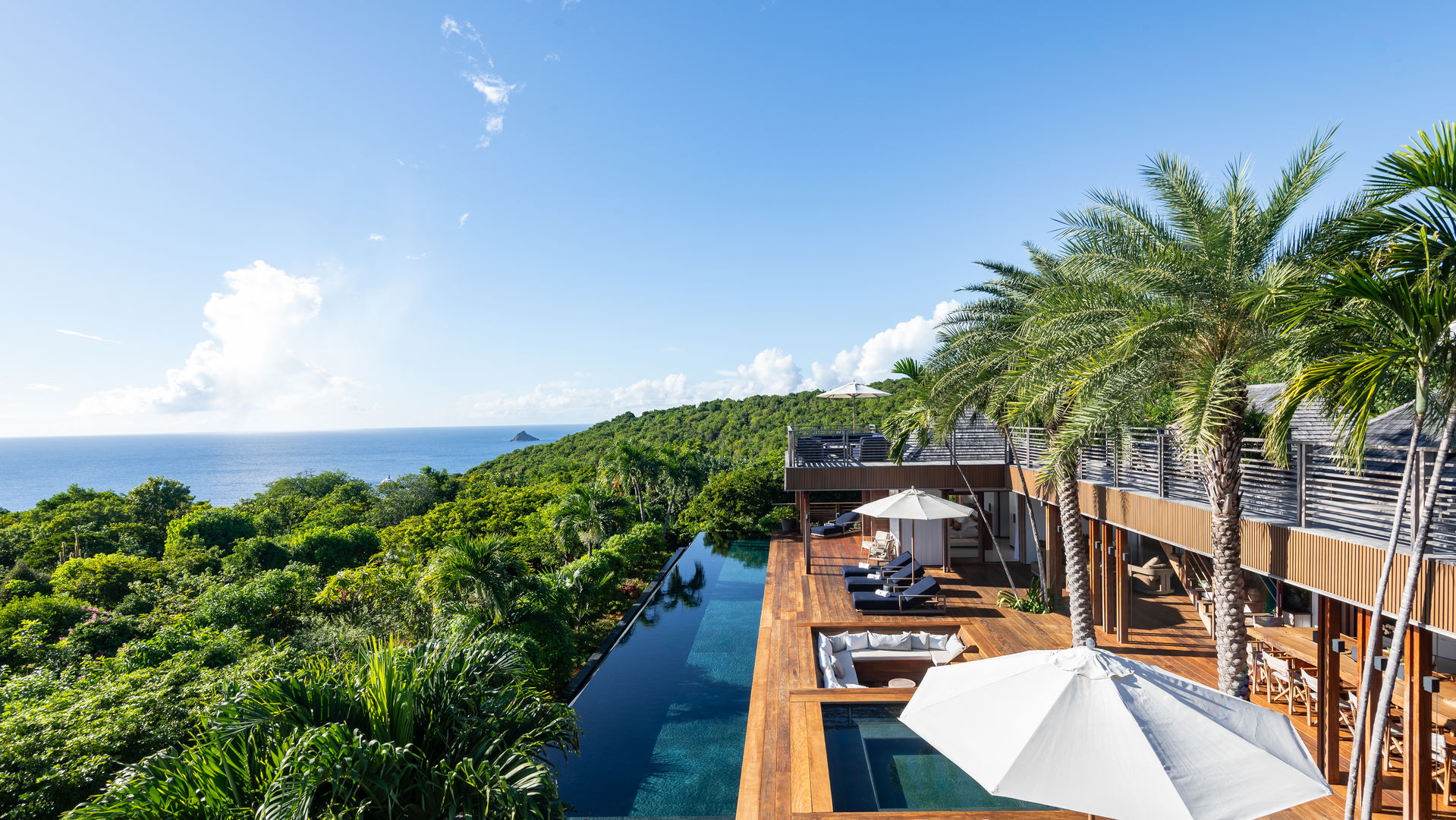 ROOFTOP LOUNGE AREA