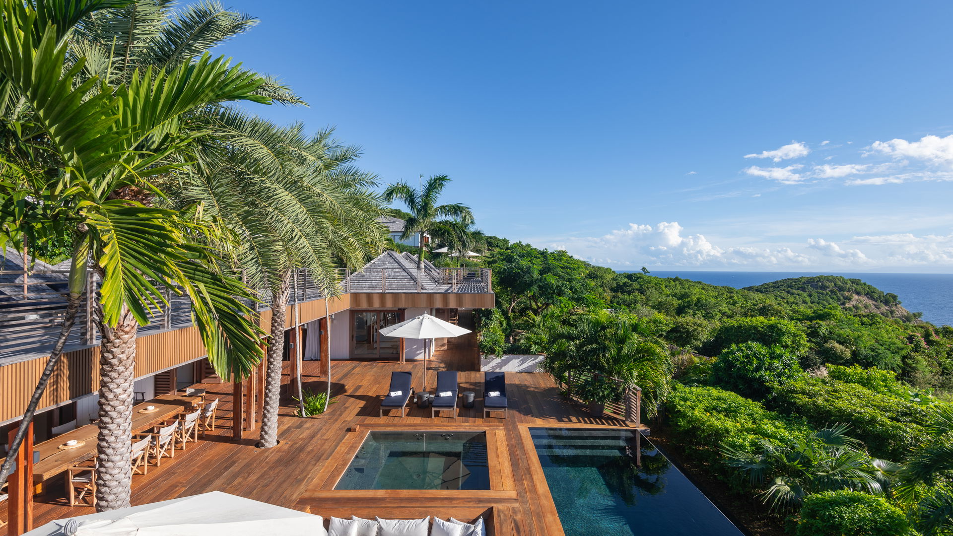 ROOFTOP LOUNGE AREA