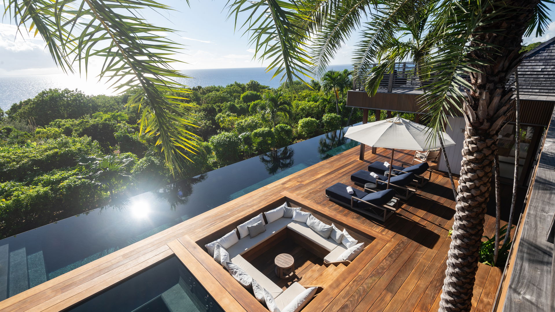 ROOFTOP LOUNGE AREA