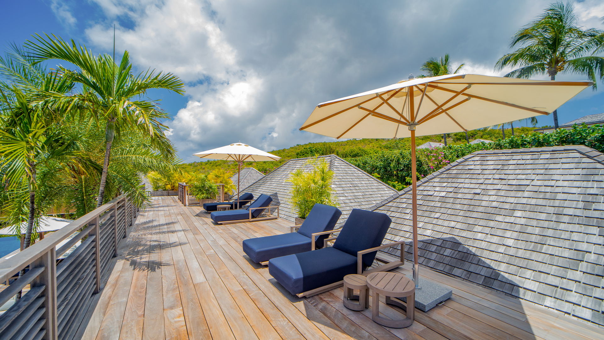 ROOFTOP LOUNGE AREA
