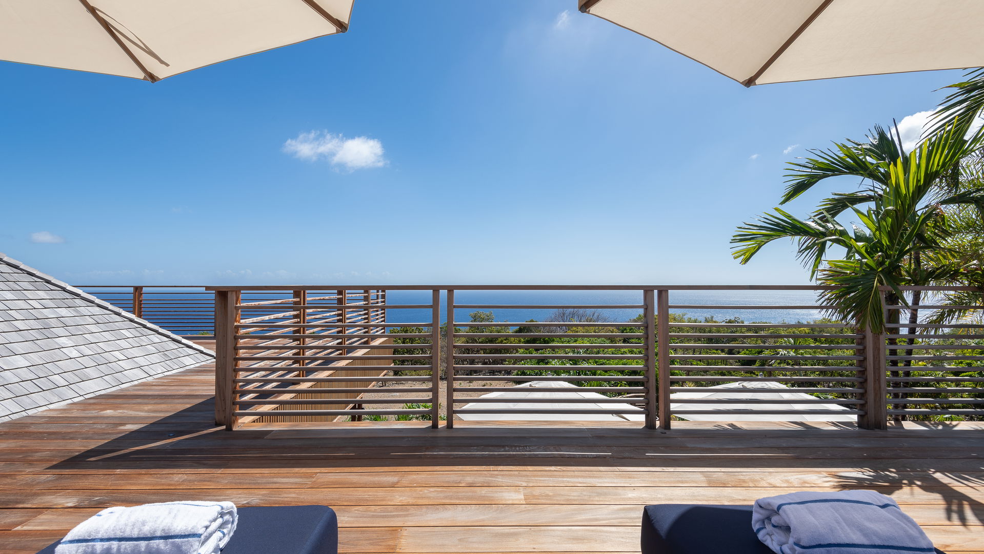ROOFTOP LOUNGE AREA