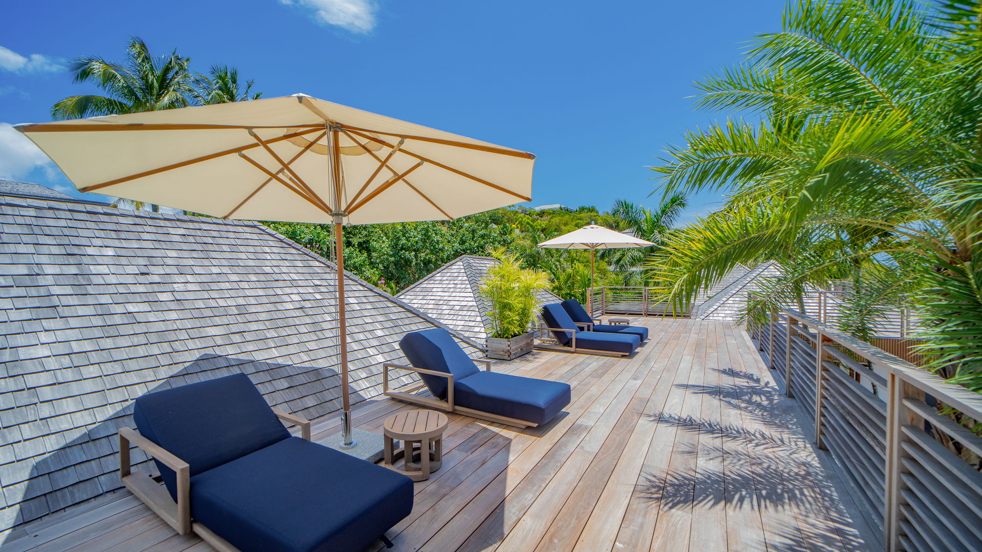 ROOFTOP LOUNGE AREA