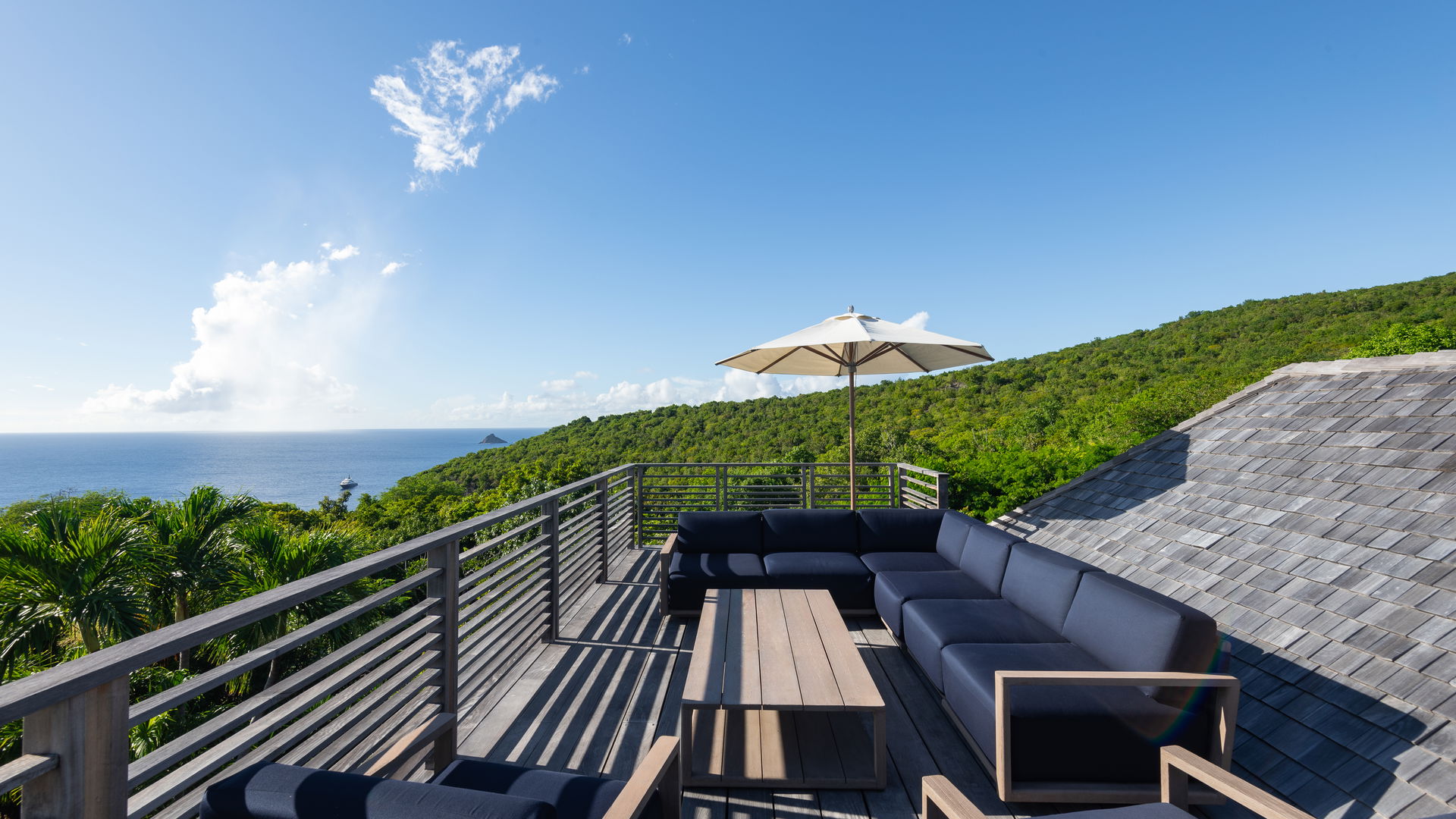 ROOFTOP LOUNGE AREA