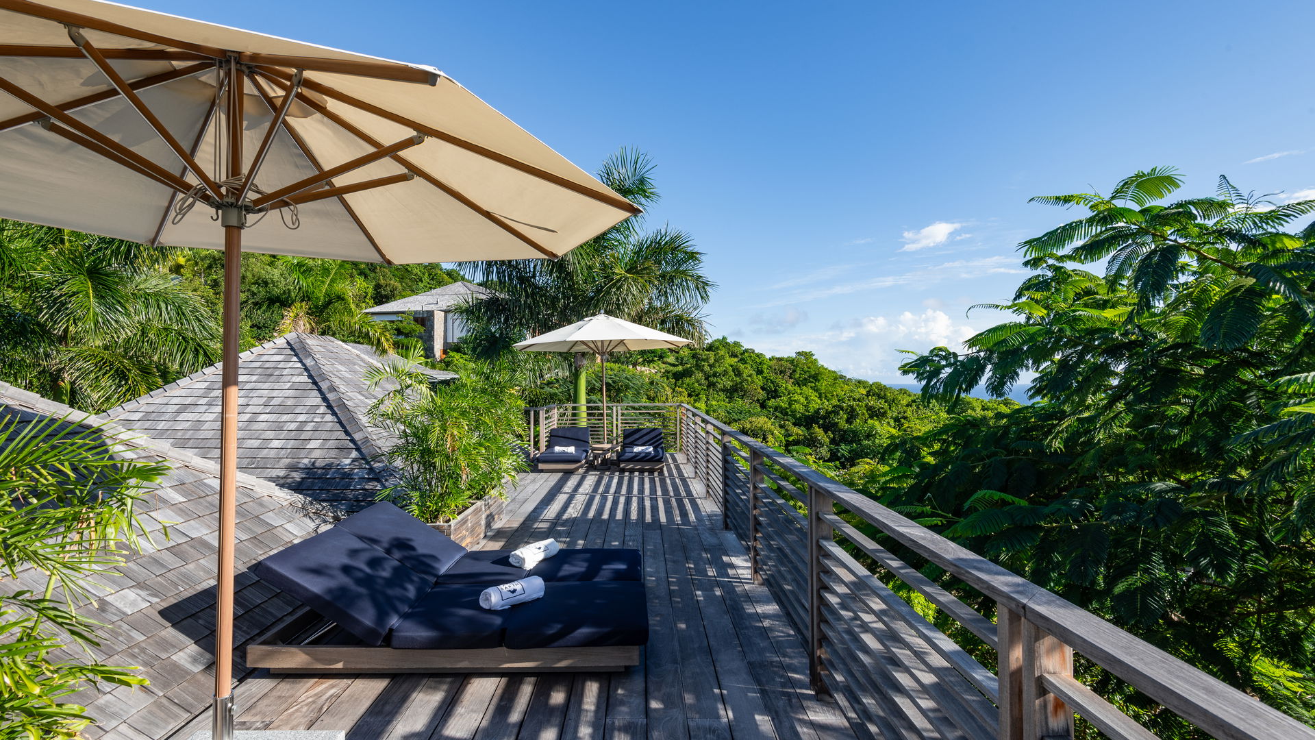 ROOFTOP LOUNGE AREA