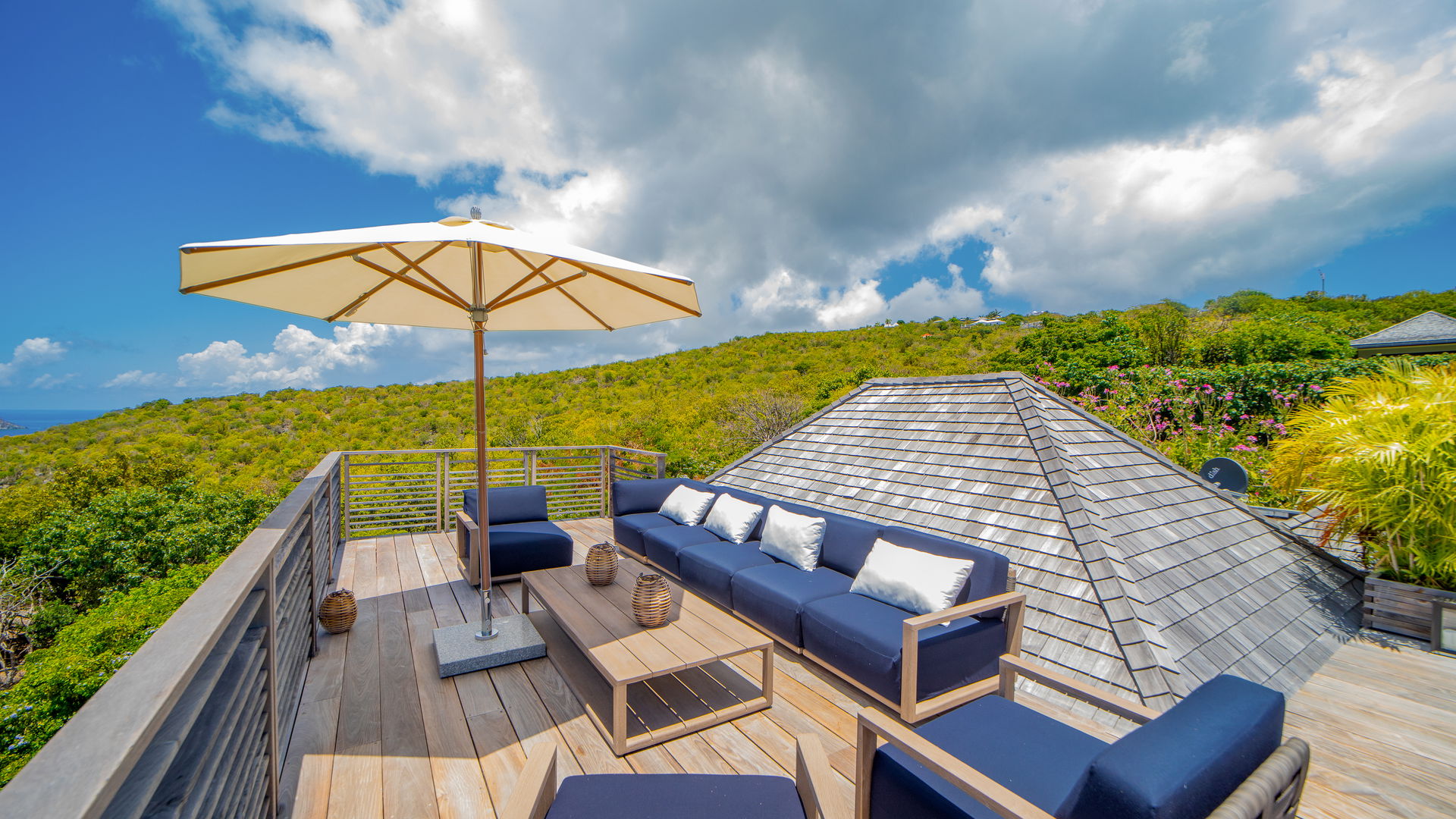 ROOFTOP LOUNGE AREA