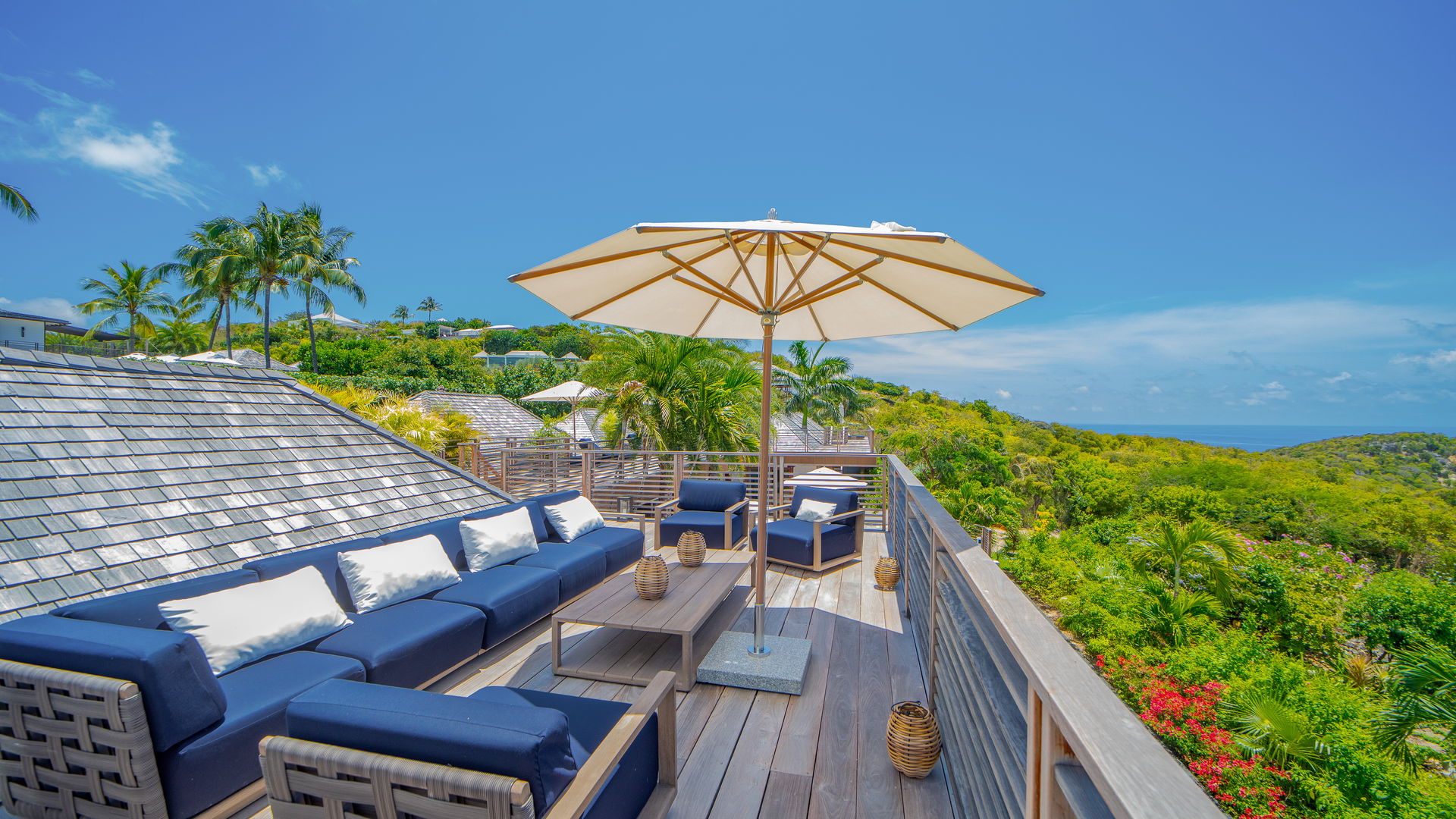 ROOFTOP LOUNGE AREA