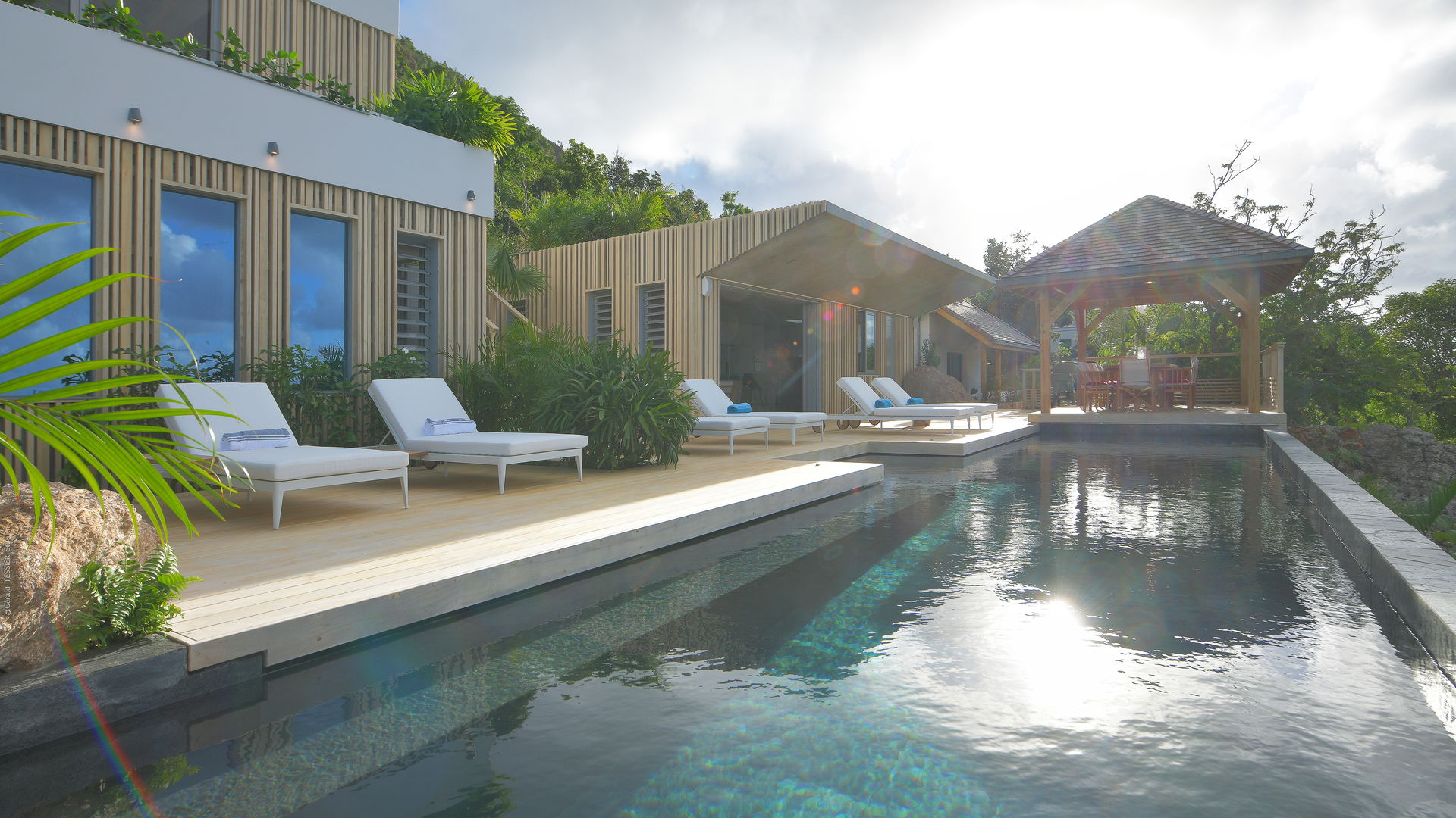 POOL & TERRACE