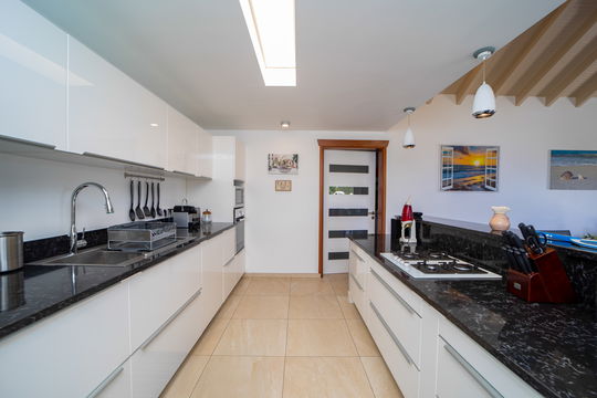 VILLA CYPRAEA KITCHEN & DINING AREA 7