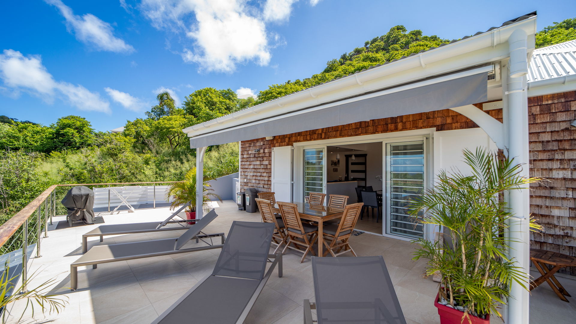 POOL & TERRACE
