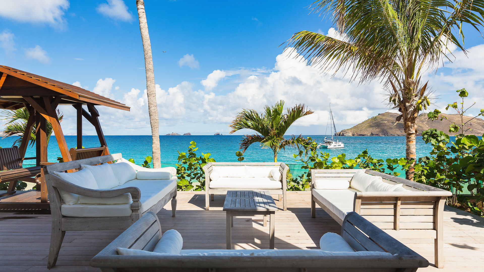 OUTDOOR LOUNGE AREA