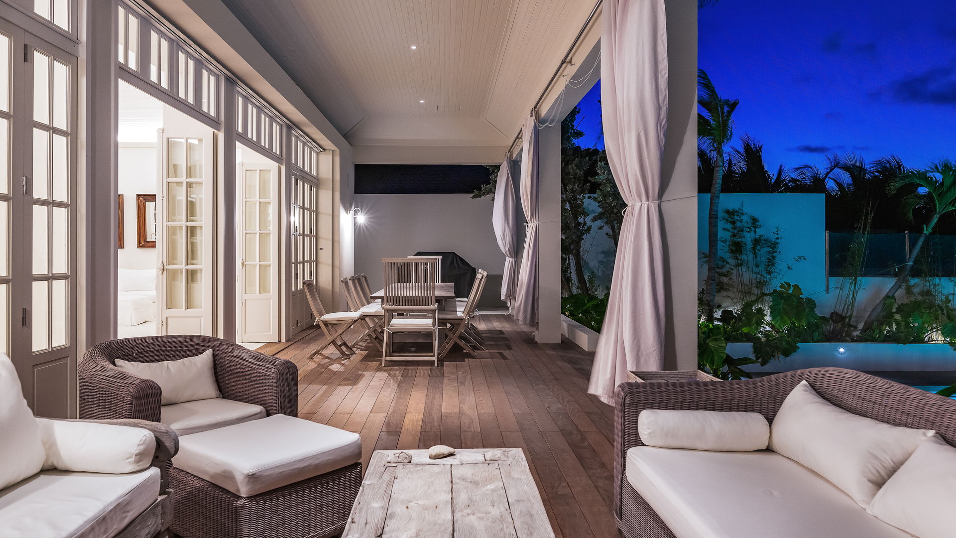 OUTDOOR LOUNGE AREA
