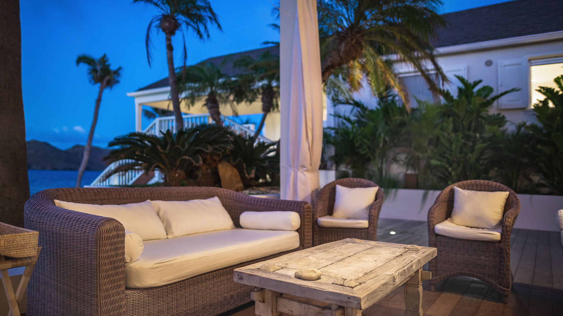 OUTDOOR LOUNGE AREA