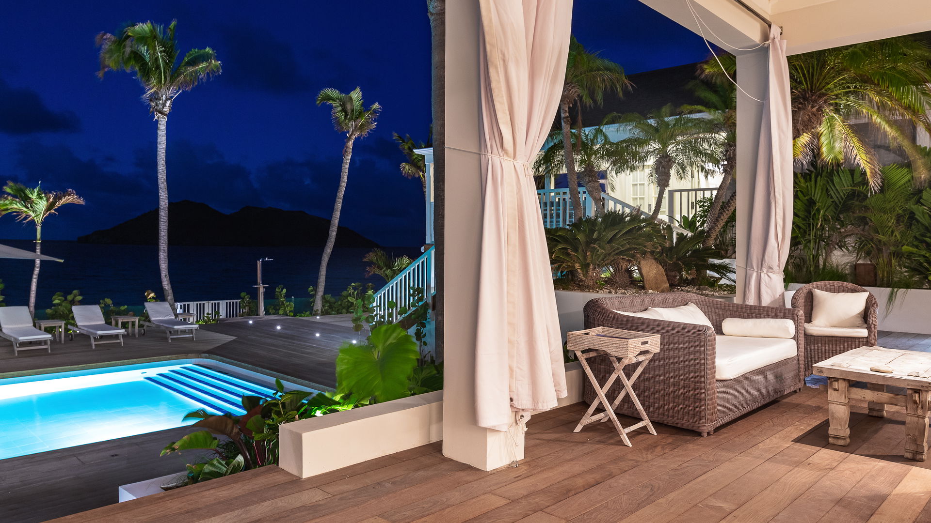 OUTDOOR LOUNGE AREA