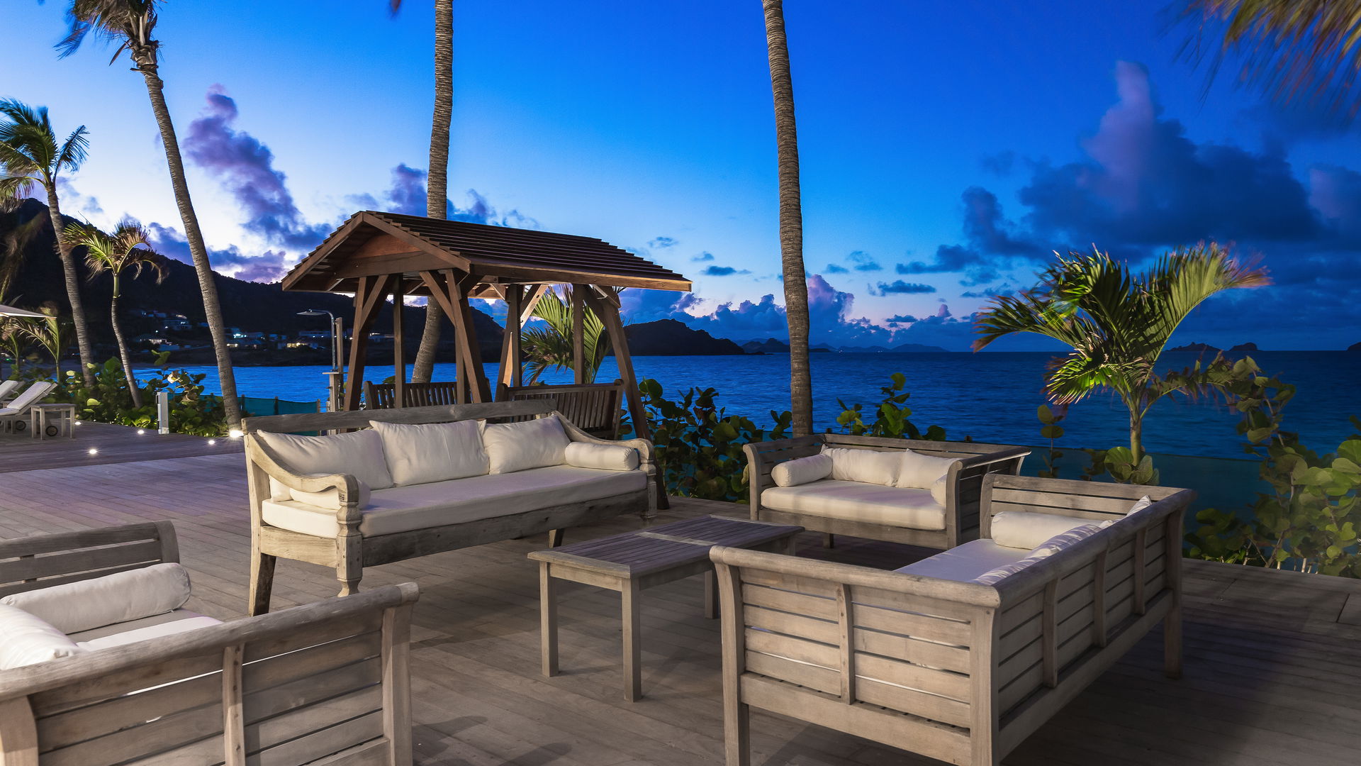 OUTDOOR LOUNGE AREA