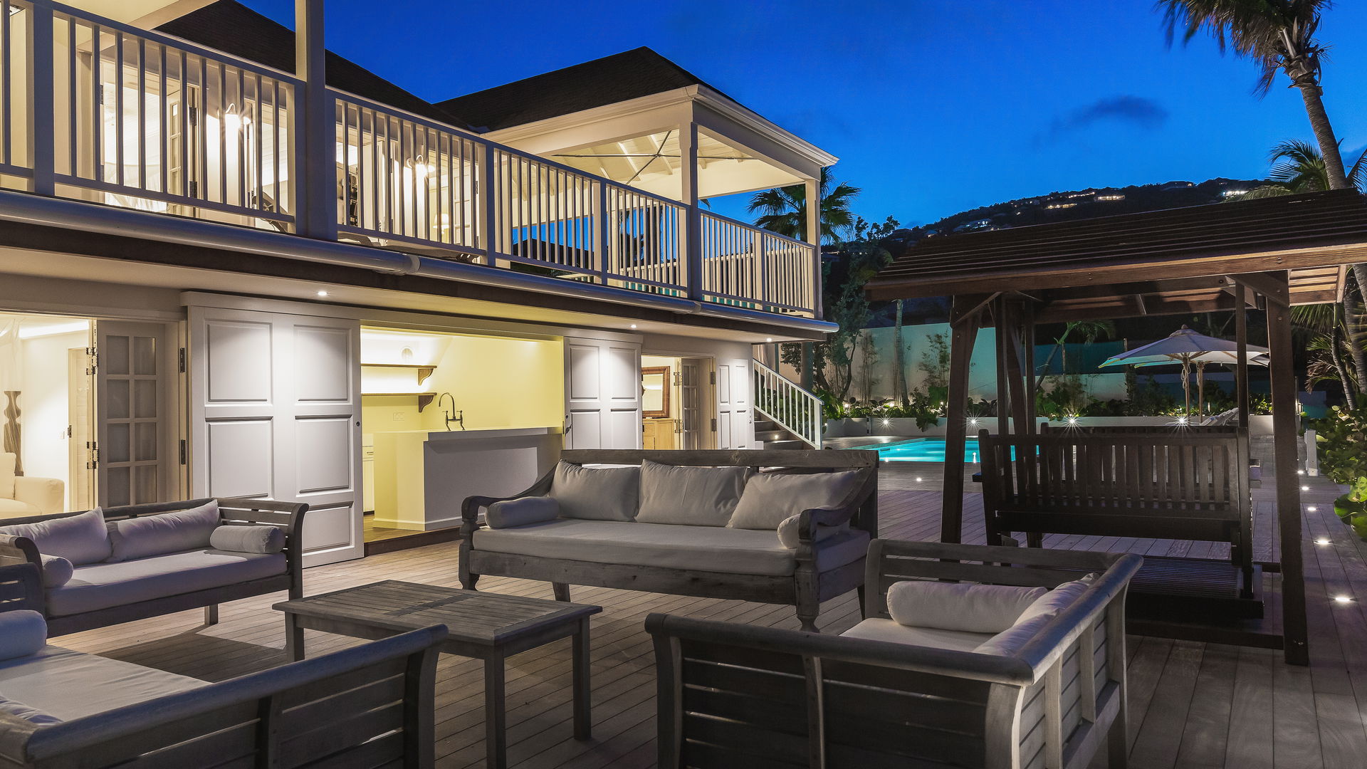 OUTDOOR LOUNGE AREA