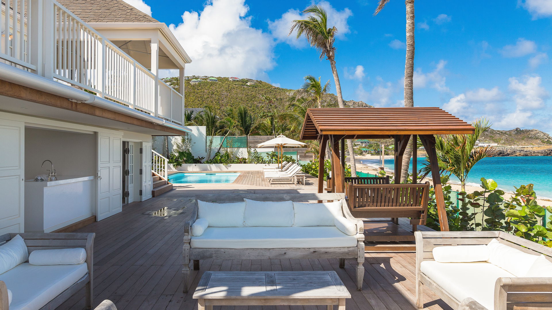 OUTDOOR LOUNGE AREA