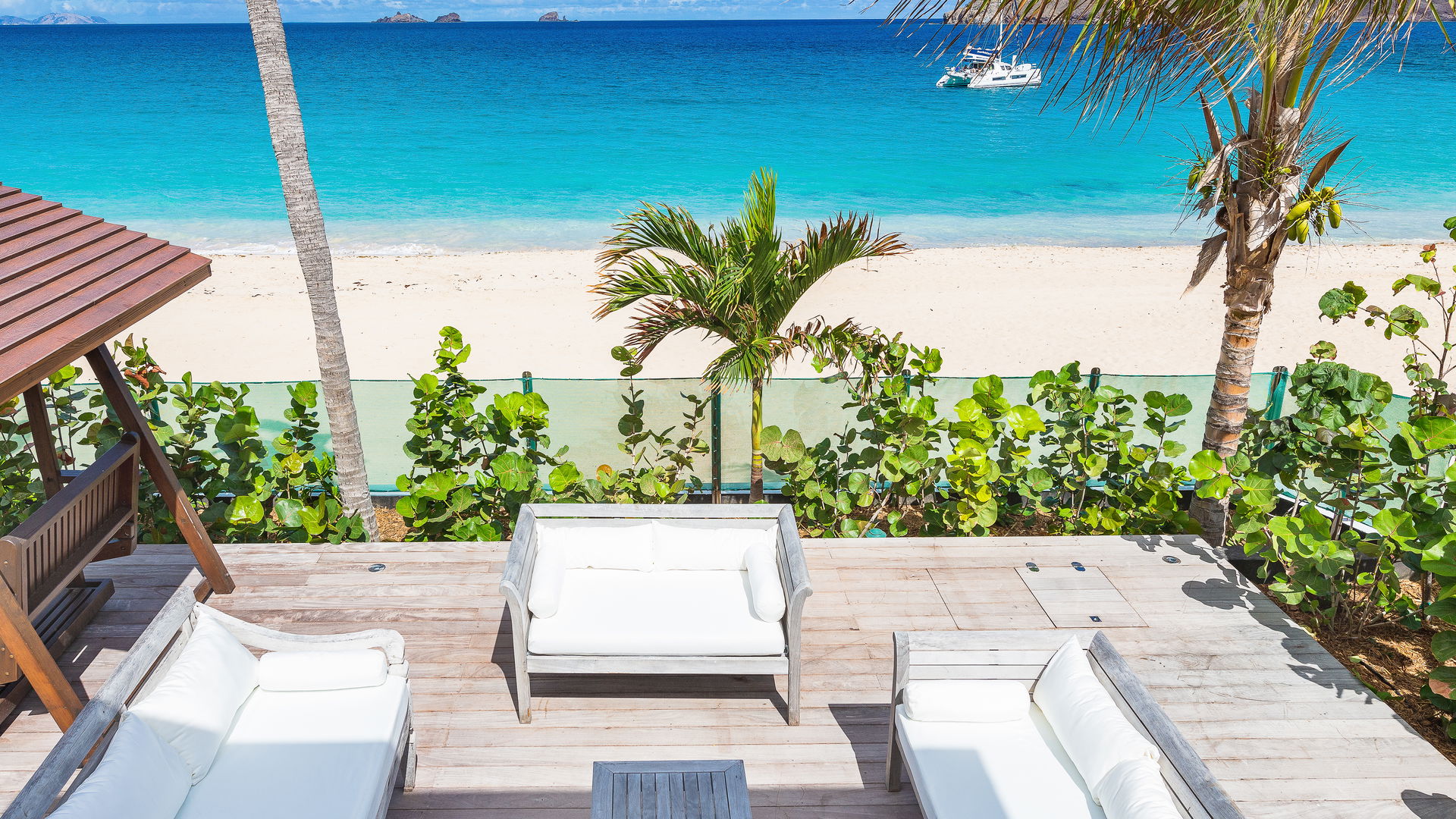 OUTDOOR LOUNGE AREA