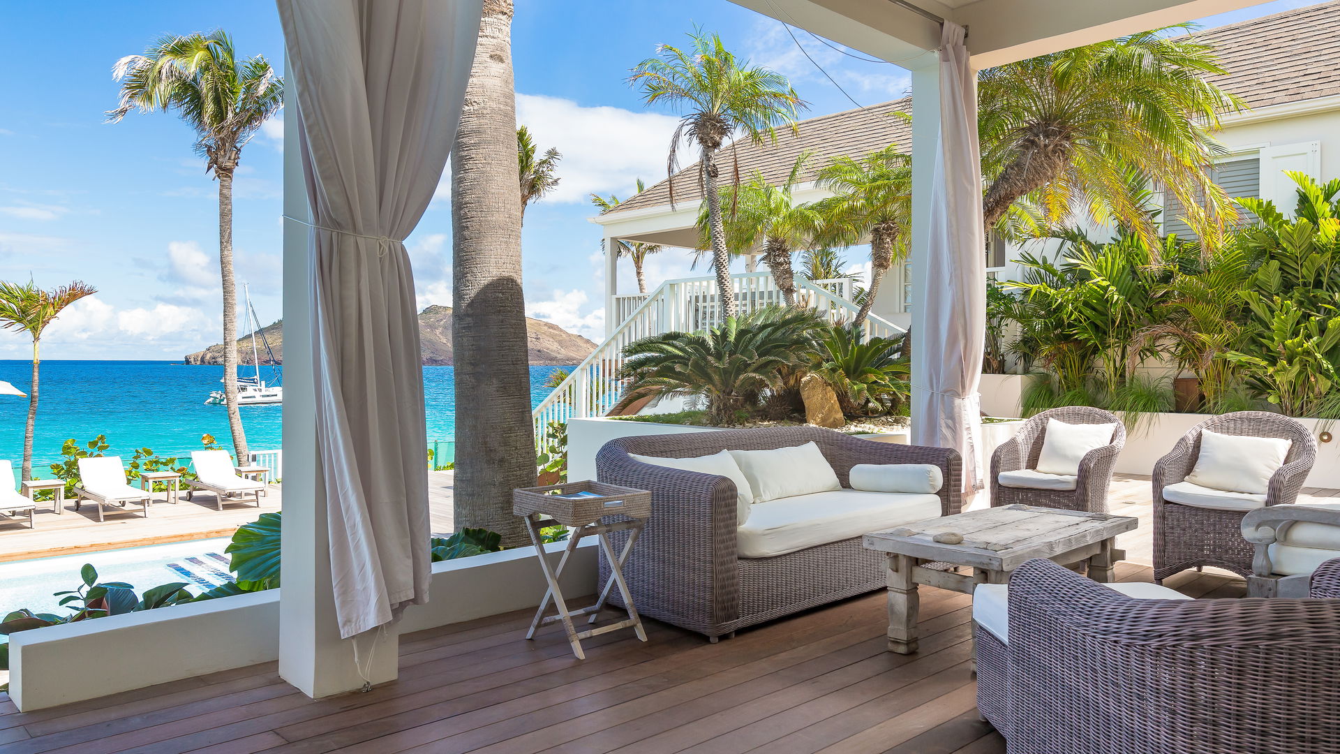 OUTDOOR LOUNGE AREA