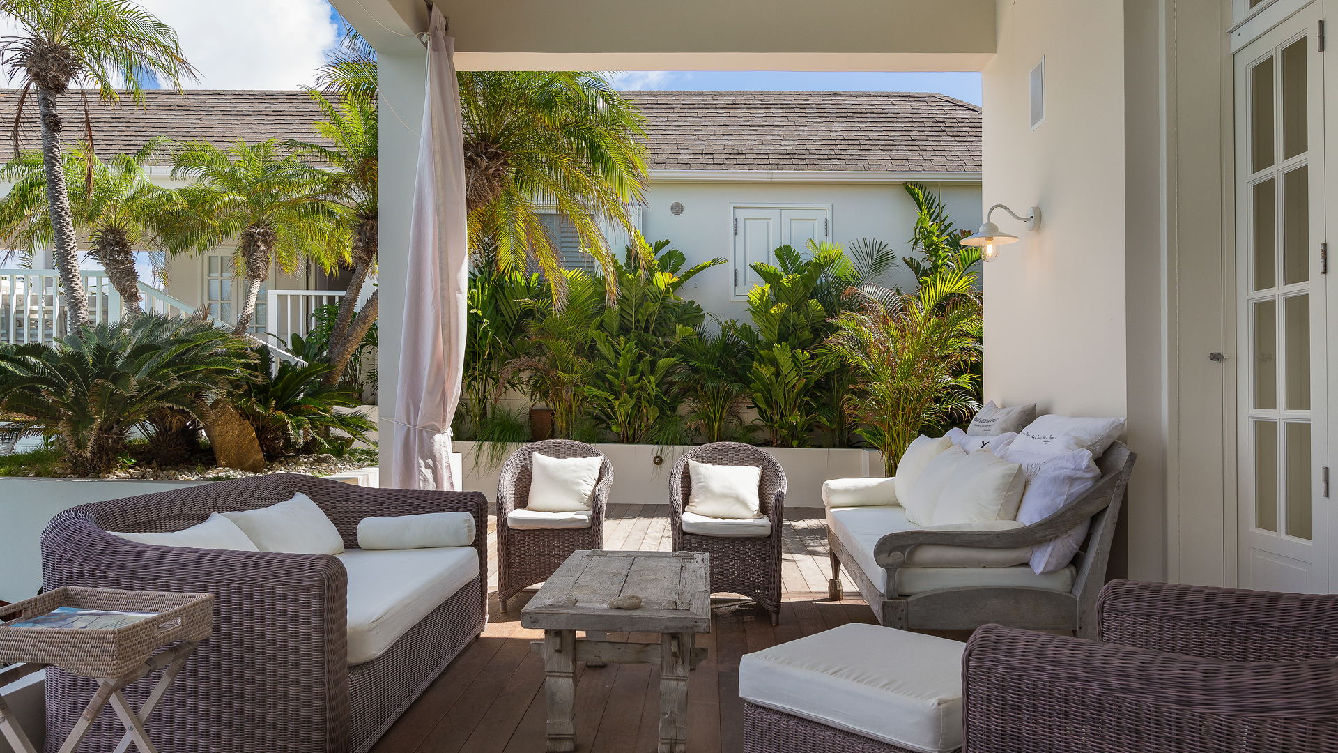OUTDOOR LOUNGE AREA
