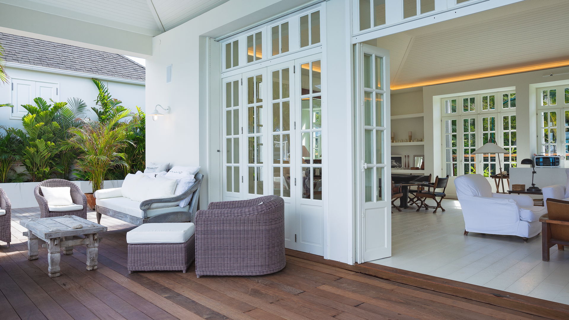 OUTDOOR LOUNGE AREA