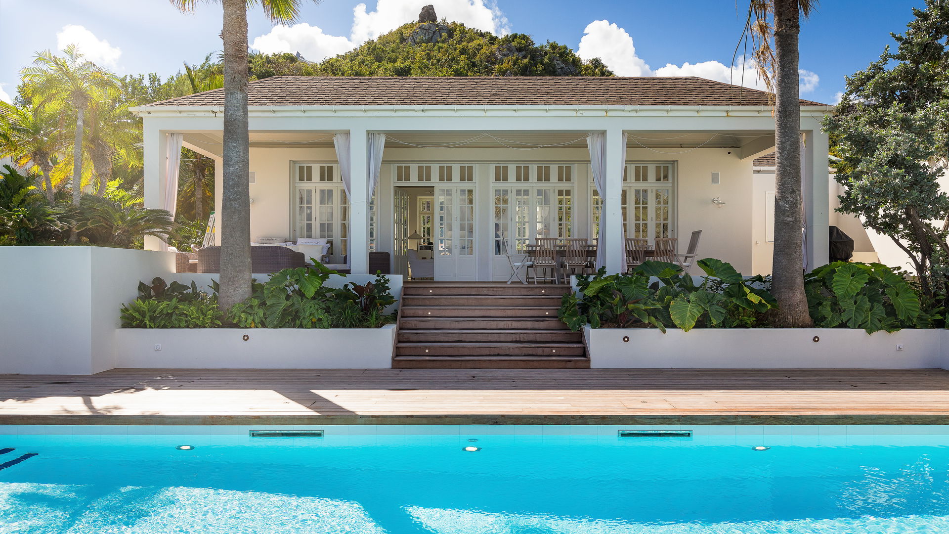 POOL & TERRACE