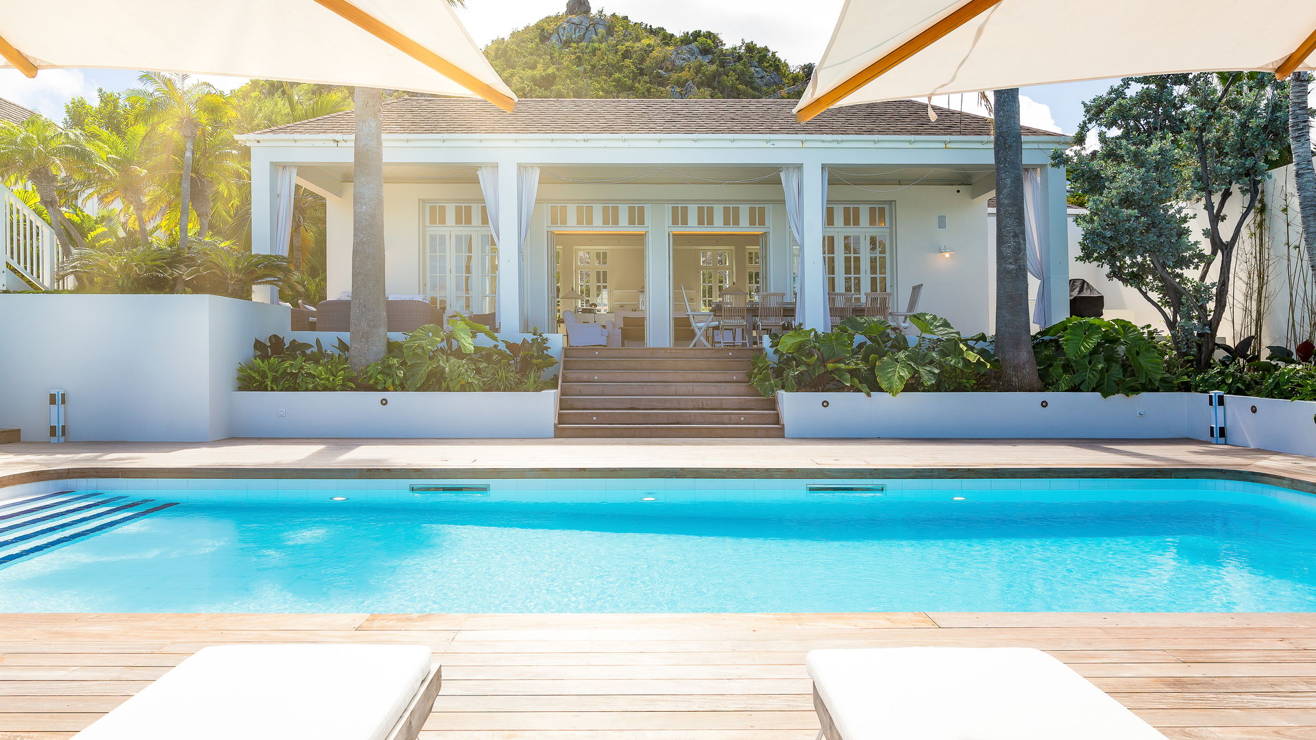 POOL & TERRACE