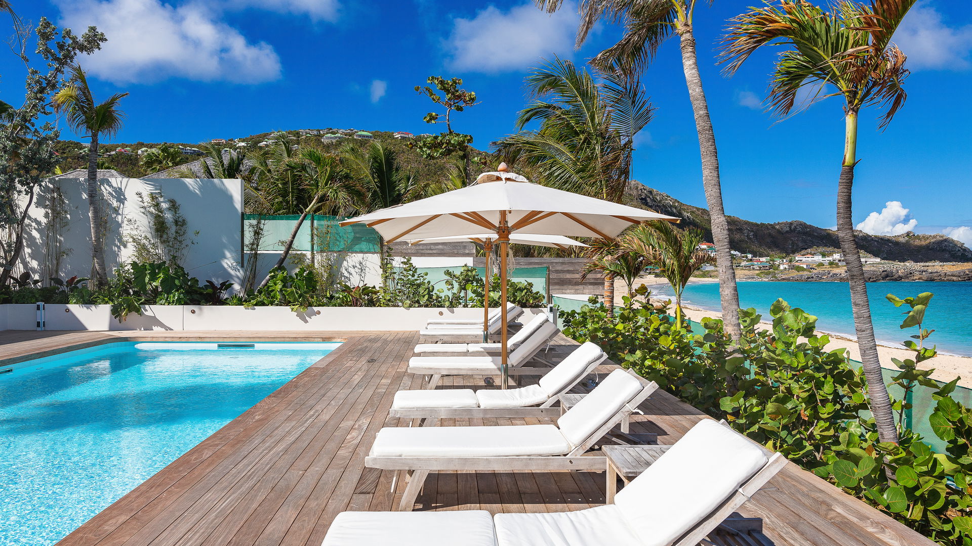 POOL & TERRACE