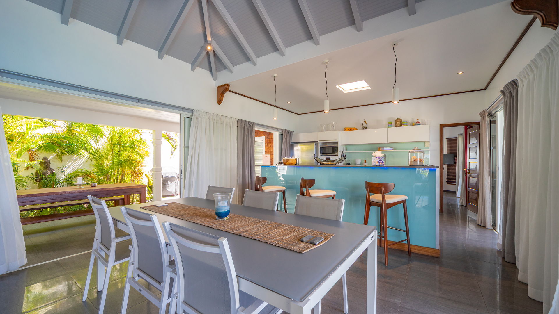KITCHEN & DINING AREA