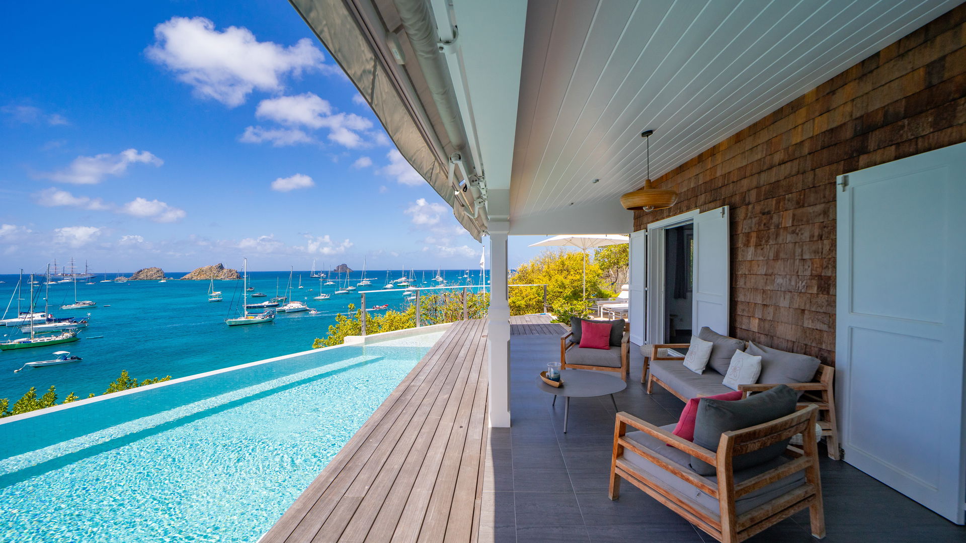 OUTDOOR LOUNGE AREA