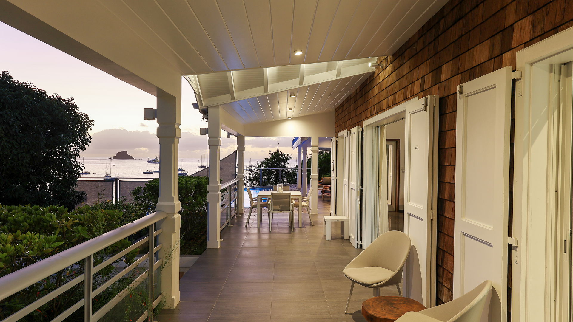 OUTDOOR LOUNGE AREA