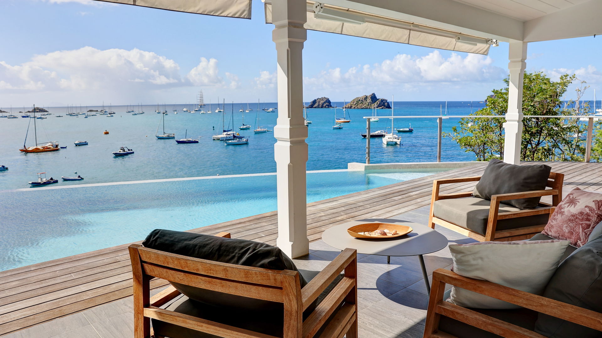 OUTDOOR LOUNGE AREA