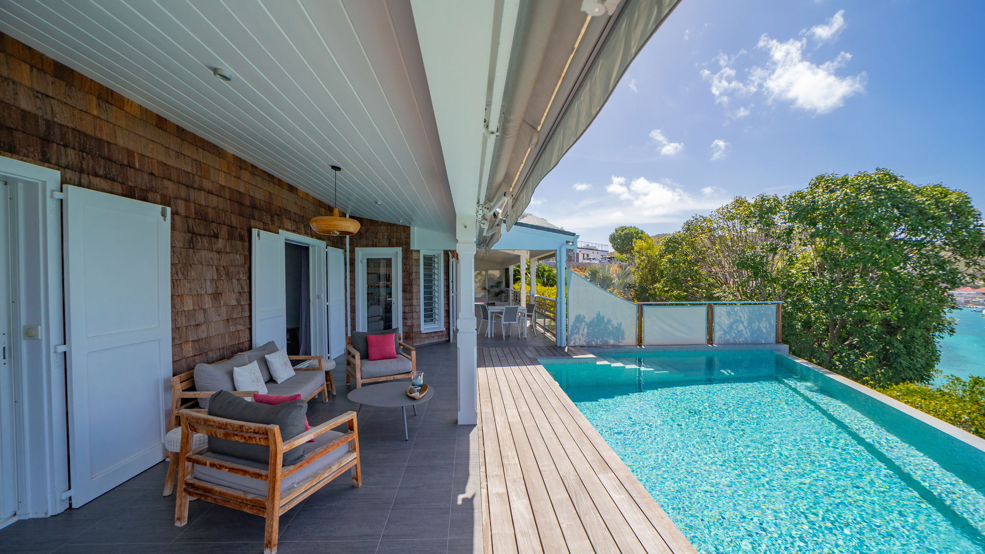 OUTDOOR LOUNGE AREA