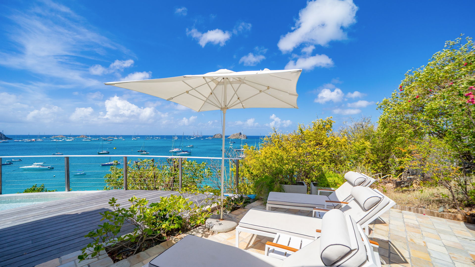 OUTDOOR LOUNGE AREA