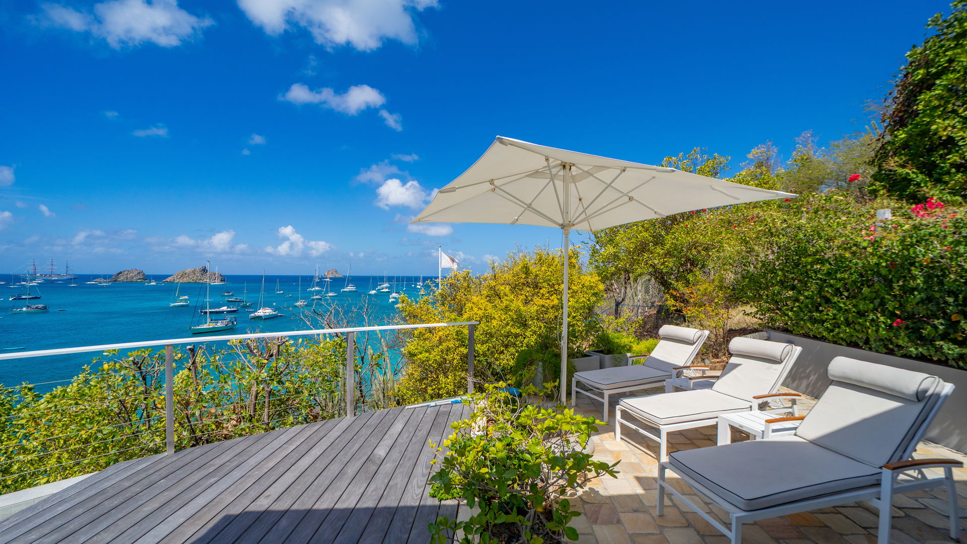 OUTDOOR LOUNGE AREA