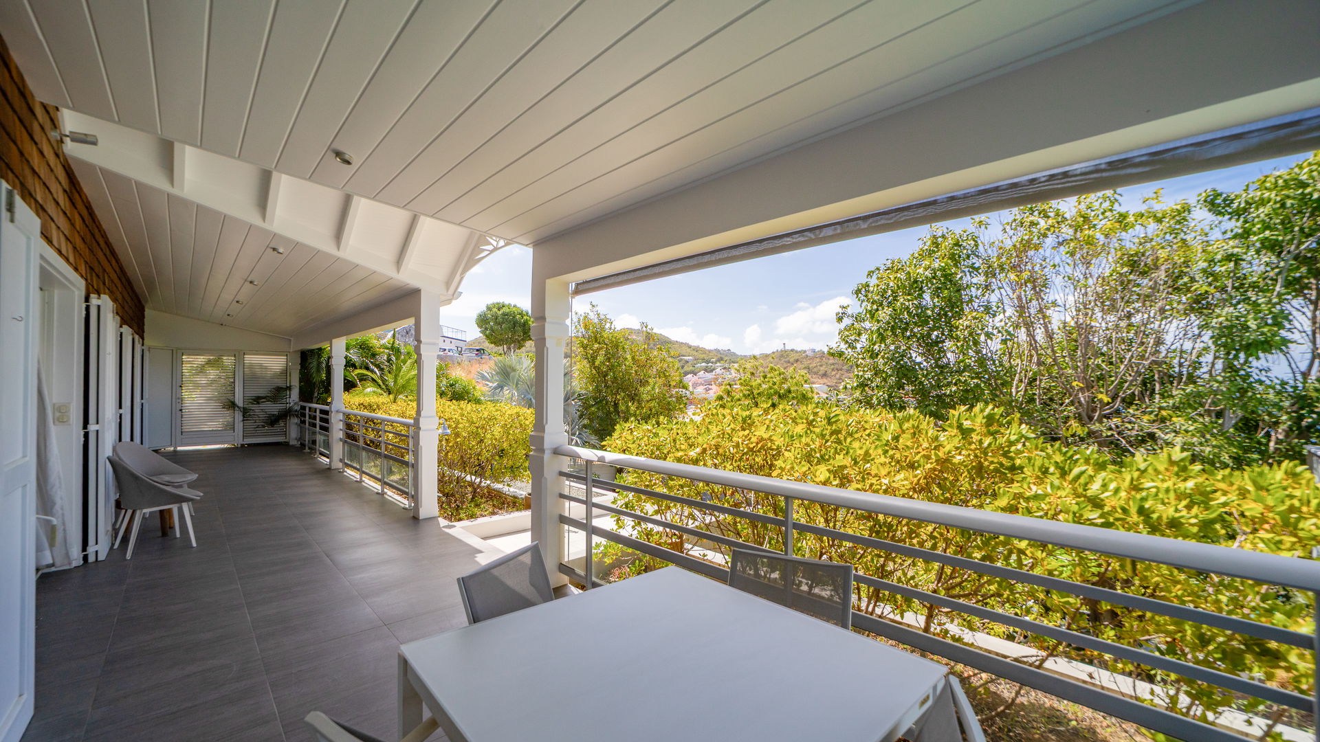 OUTDOOR LOUNGE AREA