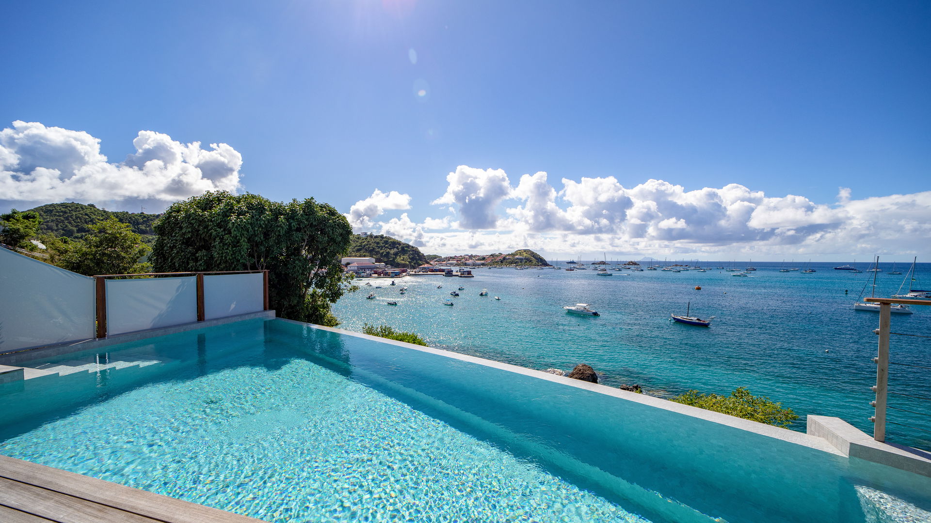 POOL & TERRACE